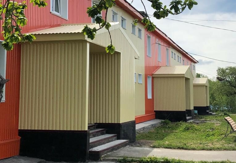 В Усть-Большерецке отремонтировали фасад многоквартирного дома